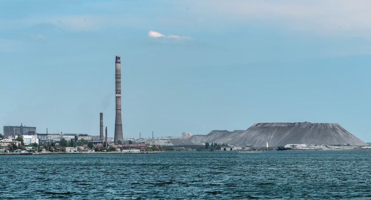 Refinería de petróleo en la costa de una gran superficie de agua