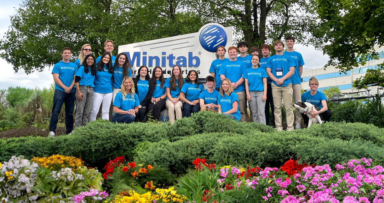 Des stagiaires Minitab debout devant le panneau du siège de Minitab