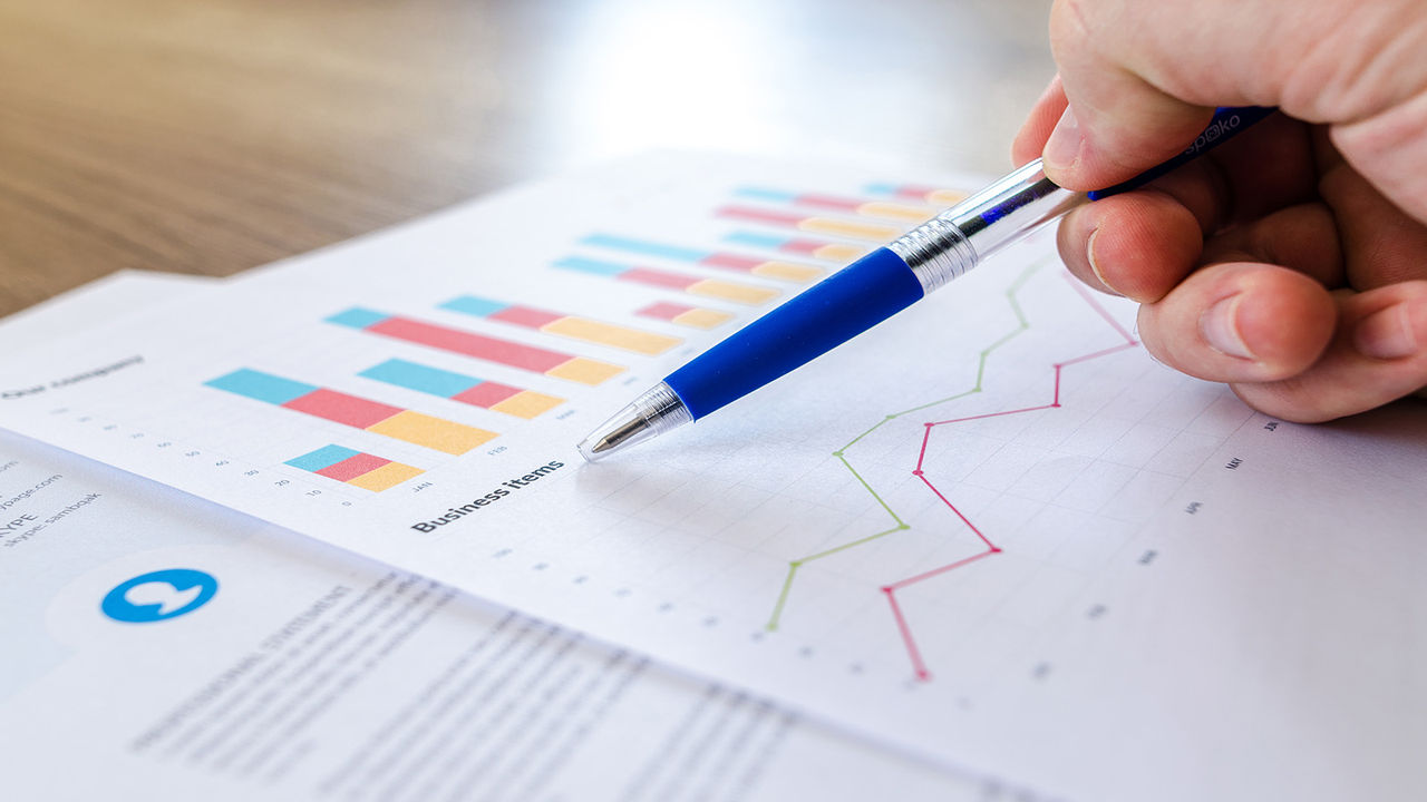 Gros plan sur un graphique sur un bureau